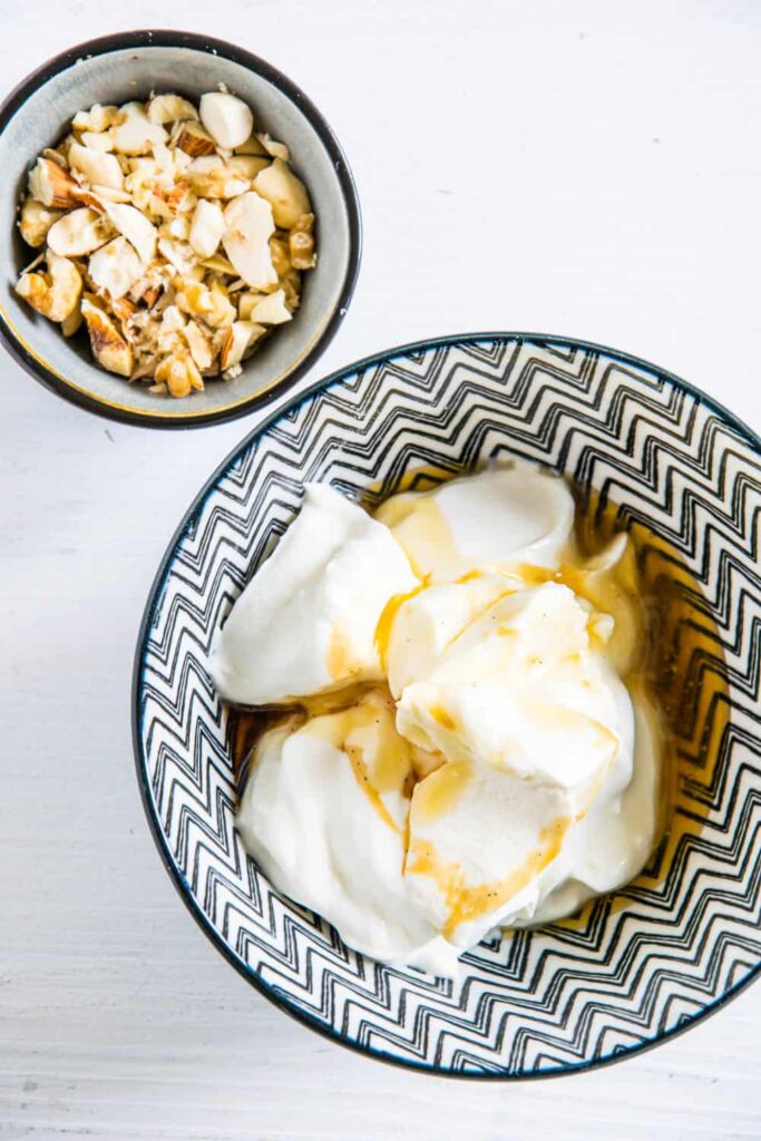 Sahnejoghurt-Creme und geröstete Nüsse für Baked Apfel Zimt Oatmeal