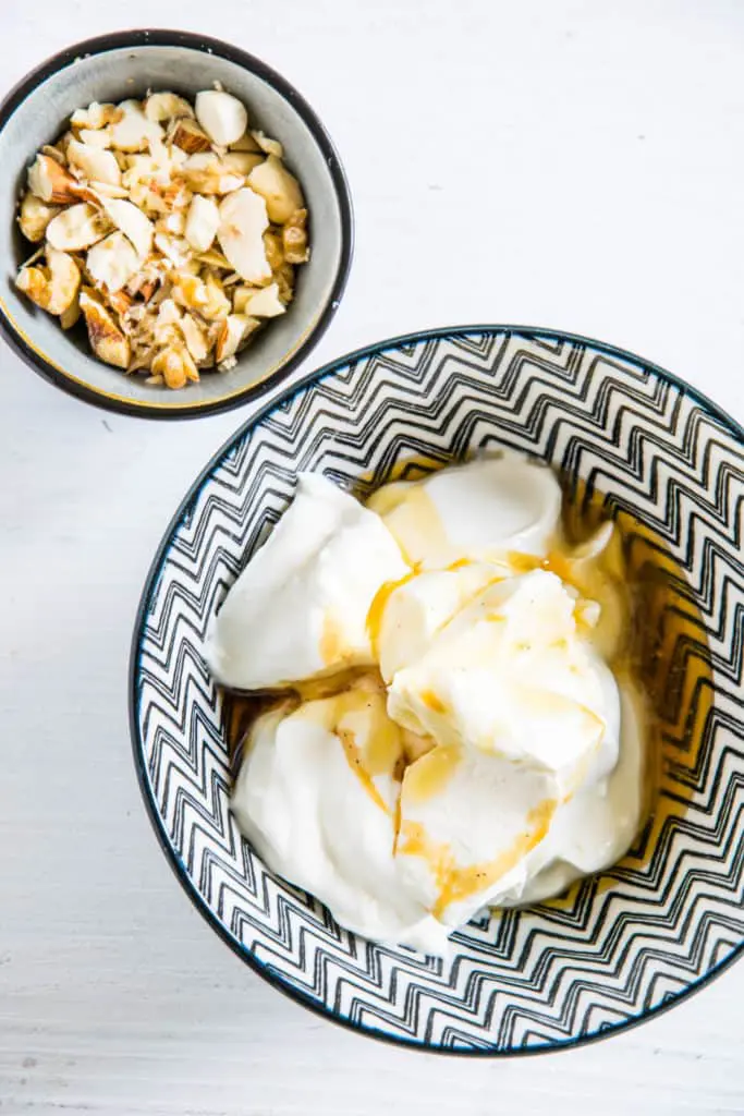 Sahnejoghurt-Creme und geröstete Nüsse für Baked Apfel Zimt Oatmeal