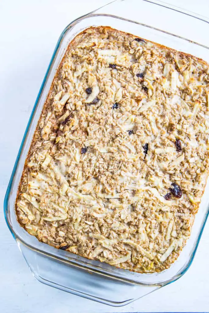 Baked Apfel Zimt Oatmeal mit Sahnejoghurt-Creme, Honig und gerösteten Nüssen