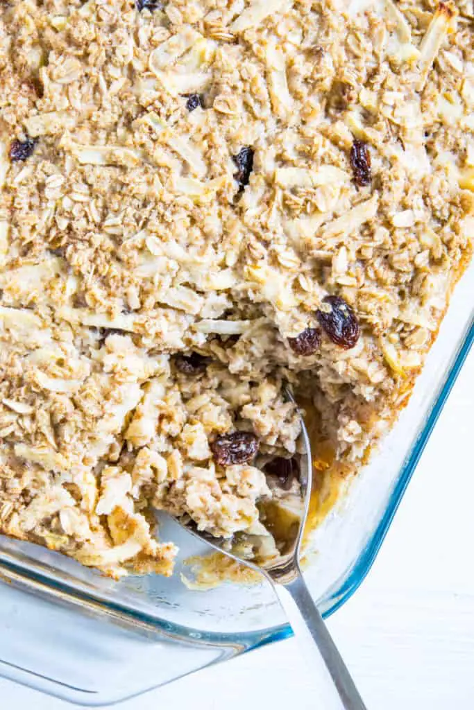 Baked Apfel Zimt Oatmeal mit Sahnejoghurt-Creme, Honig und gerösteten Nüssen
