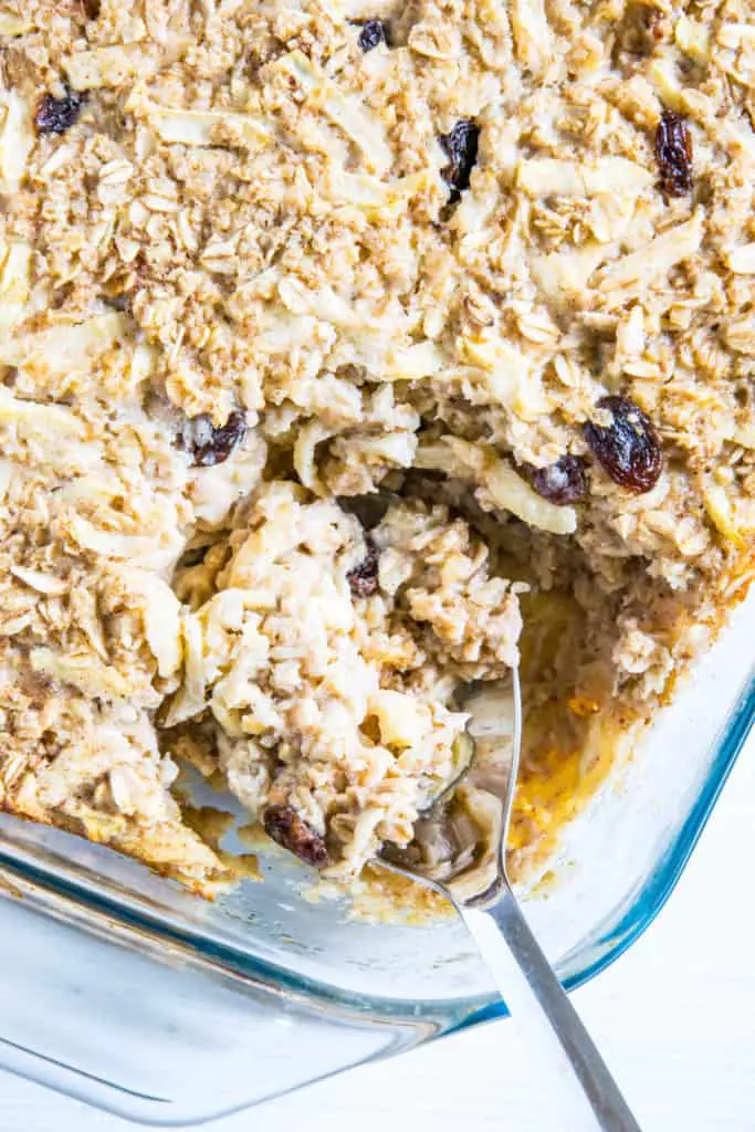 Baked Apfel Zimt Oatmeal mit Sahnejoghurt-Creme, Honig und gerösteten Nüssen
