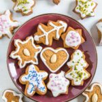 Honiglebkuchen mit Zuckerglasur und Streuseln