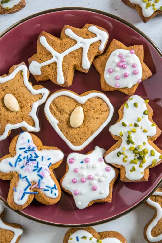 Honiglebkuchen mit Zuckerglasur und Streuseln