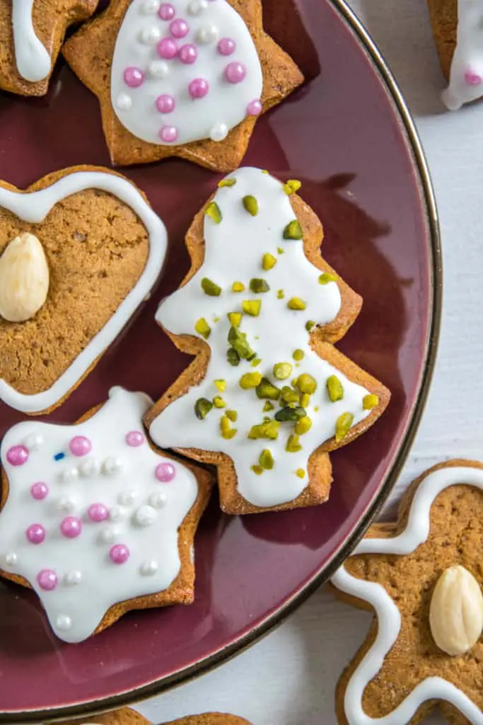 Honiglebkuchen mit Zuckerglasur und Streuseln