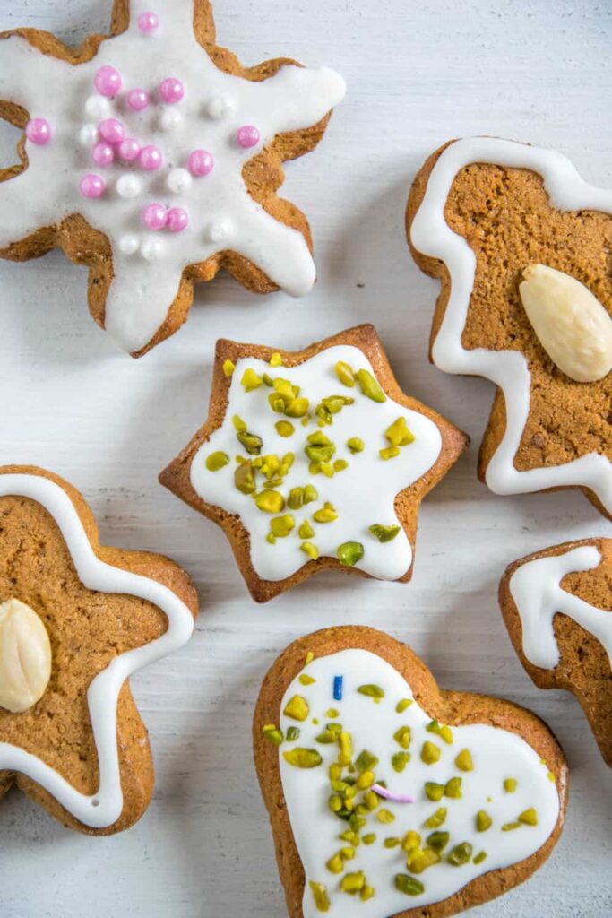 Honiglebkuchen mit Zuckerglasur und Streuseln