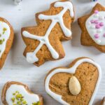 Honiglebkuchen mit Zuckerglasur und Streuseln