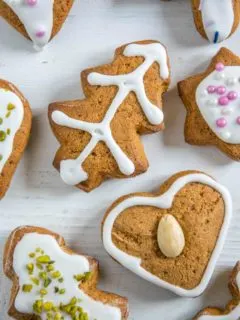 Honiglebkuchen mit Zuckerglasur und Streuseln