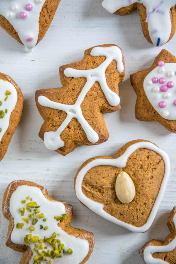 Honiglebkuchen mit Zuckerglasur und Streuseln