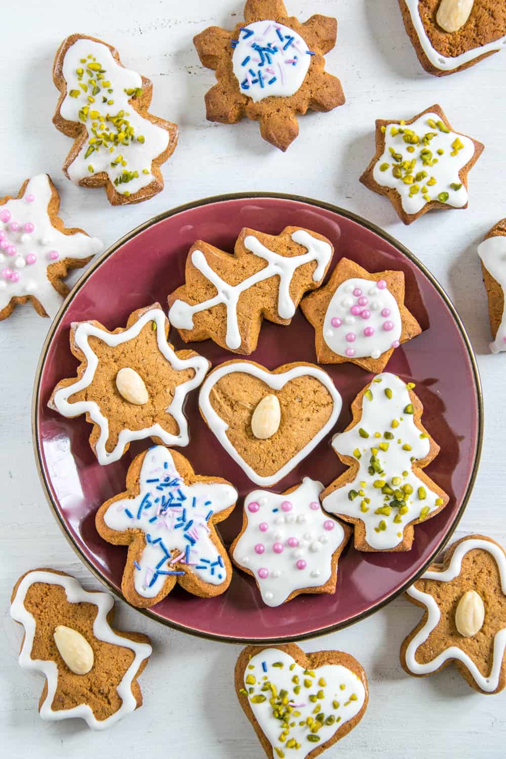 Honiglebkuchen mit Zuckerglasur und Streuseln