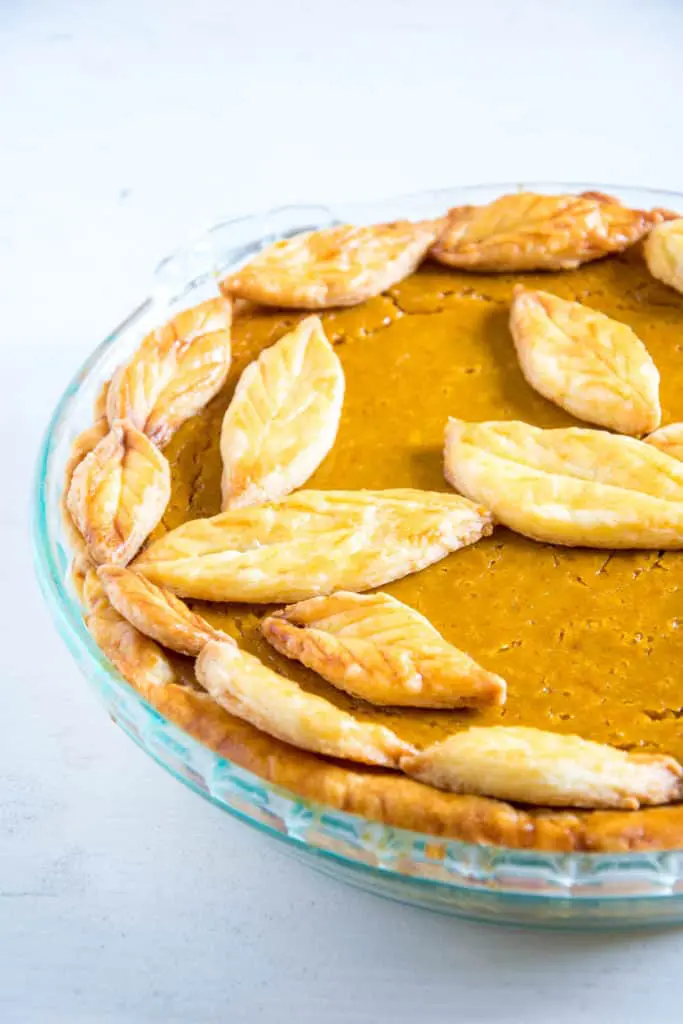 Pumpkin Pie mit Herbstblätter-Deko