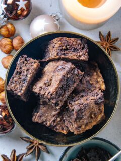 Zuckerfreies Schokoladenbrot in einer goldenen Schüssel von oben fotografiert, sodass die saftige Konsistenz und intensive Kakaofarbe schön sichtbar sind.