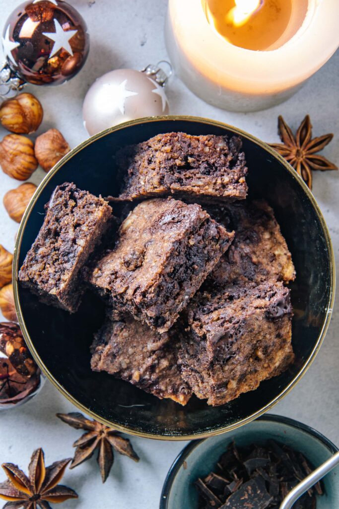 Zuckerfreies Schokoladenbrot in einer goldenen Schüssel von oben fotografiert, sodass die saftige Konsistenz und intensive Kakaofarbe schön sichtbar sind. 