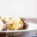 Klassisches Spritzgebäck als Busserl und Kipferl, mit Marmelade zusammengesetzt und in Schokolade getunkt
