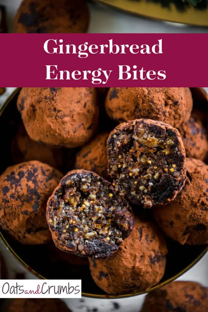 Saftige Gingerbread Energy Bites aus getrockneten Feigen, Pflaumen, Mandeln, Walnüssen, Mandelmus und Lebkuchengewürz in einer goldenen Schale mit Lebkuchen und Adventkranz als Dekoration