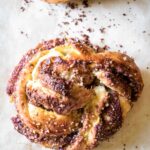 Mandel-Zimtknoten aus Topfen-Germteig (Quark-Hefeteig) mit Übernachtgare und einer Füllung aus Braunzucker, Zimt, geriebenen Mandeln und Gewürzen
