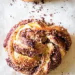 Mandel-Zimtknoten aus Topfen-Germteig (Quark-Hefeteig) mit Übernachtgare und einer Füllung aus Braunzucker, Zimt, geriebenen Mandeln und Gewürzen