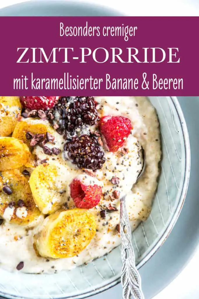 Zimt-Porridge mit karamellisierter Banane, Beeren, Kakaonibs, Haselnüssen und Chiasamen