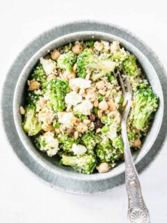 Grüne Couscous-Kichererbsenpfanne mit Feta, Pinienkernen, Brokkoli, Erbsen und Rosinen