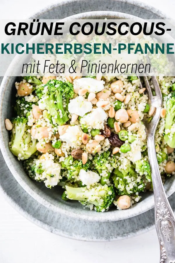 Grüne Couscous-Kichererbsenpfanne mit Feta, Pinienkernen, Brokkoli, Erbsen und Rosinen