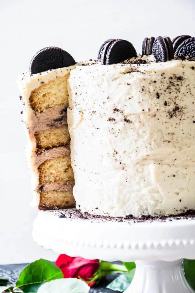 Weiße-Schoko-Nougat-Torte mit Oreo: extrahohe Torte mit flaumigem Schokoladenteig, drei Schichten Nougatcreme auf Sahne-Frischkäse-Basis mit Oreo-Keksen und weißer Schokoladencreme