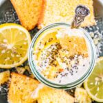Zitronenkuchen-Overnight Oats mit selbstgemachtem Kuchen und Kokos