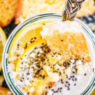 Zitronenkuchen-Overnight Oats mit selbstgemachtem Kuchen und Kokos