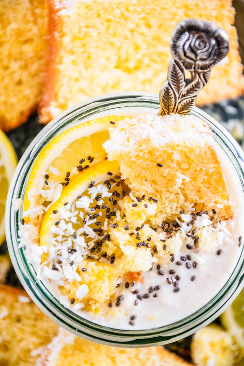 Zitronenkuchen-Overnight Oats mit selbstgemachtem Kuchen und Kokos