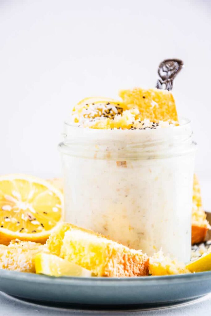 Zitronenkuchen-Overnight Oats mit selbstgemachtem Kuchen und Kokos