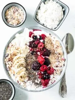 Beeren-Müsli-Bowl mit Topfen-Proteincreme