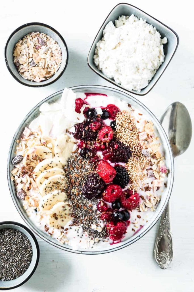 Beeren-Müsli-Bowl mit Topfen-Proteincreme