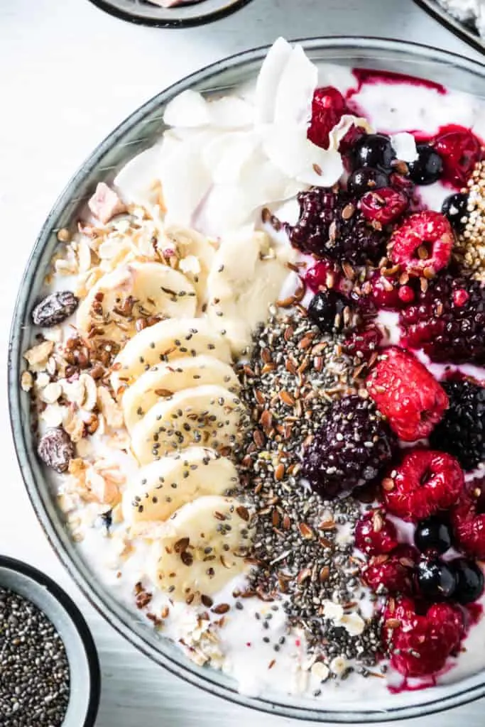 Beeren-Müsli-Bowl mit Topfen-Proteincreme