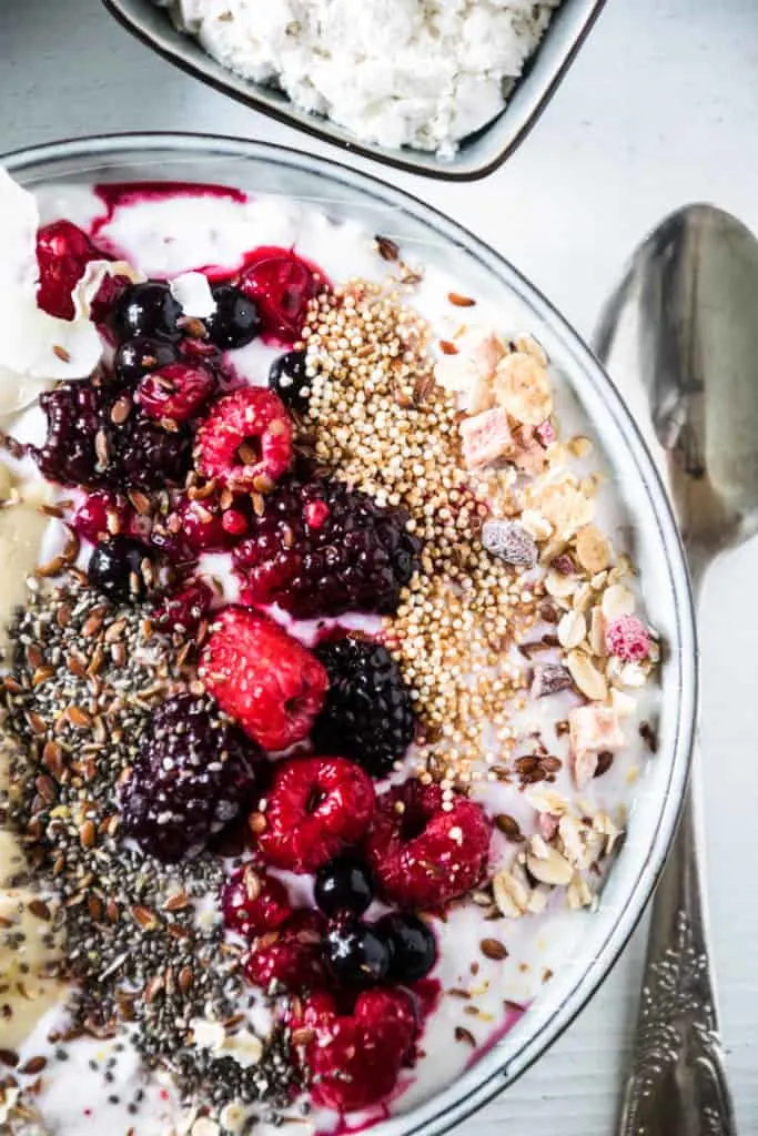 Beeren-Müsli-Bowl mit Topfen-Proteincreme