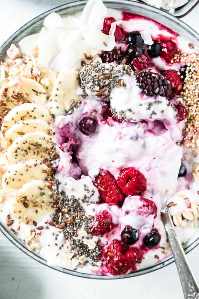 Beeren-Müsli-Bowl mit Topfen-Proteincreme