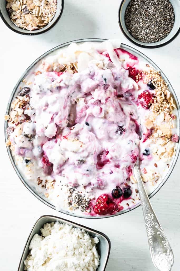 Beeren-Müsli-Bowl mit Topfen-Proteincreme