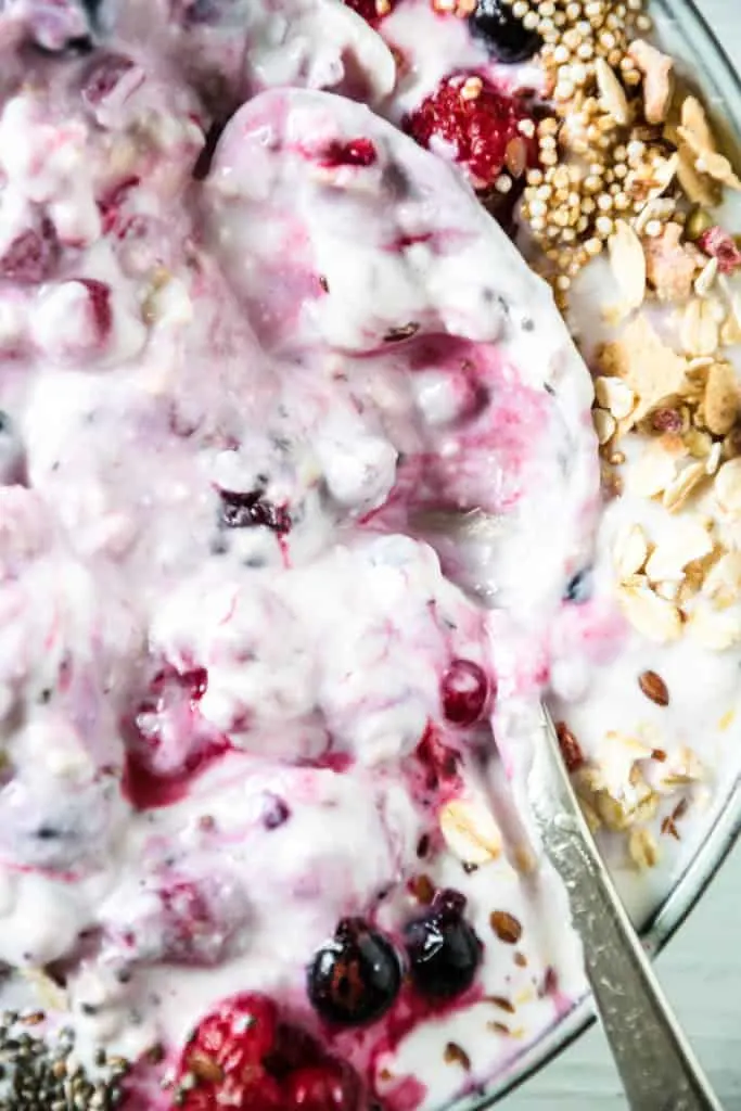 Beeren-Müsli-Bowl mit Topfen-Proteincreme