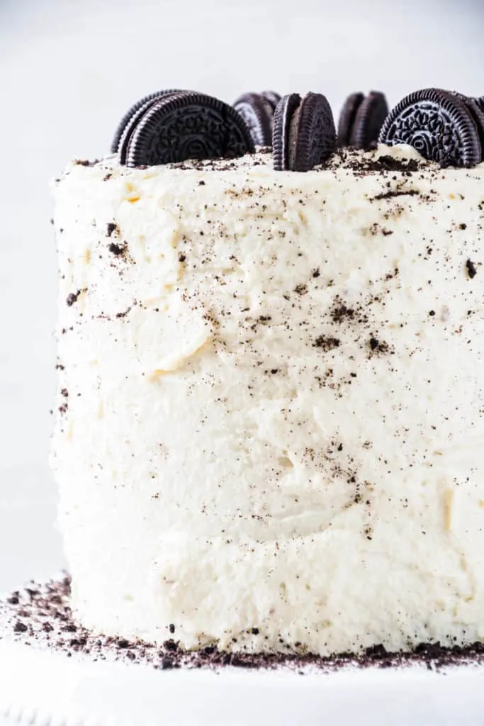 Weiße-Schoko-Nougat-Torte mit Oreo: extrahohe Torte mit flaumigem Schokoladenteig, drei Schichten Nougatcreme auf Sahne-Frischkäse-Basis mit Oreo-Keksen und weißer Schokoladencreme