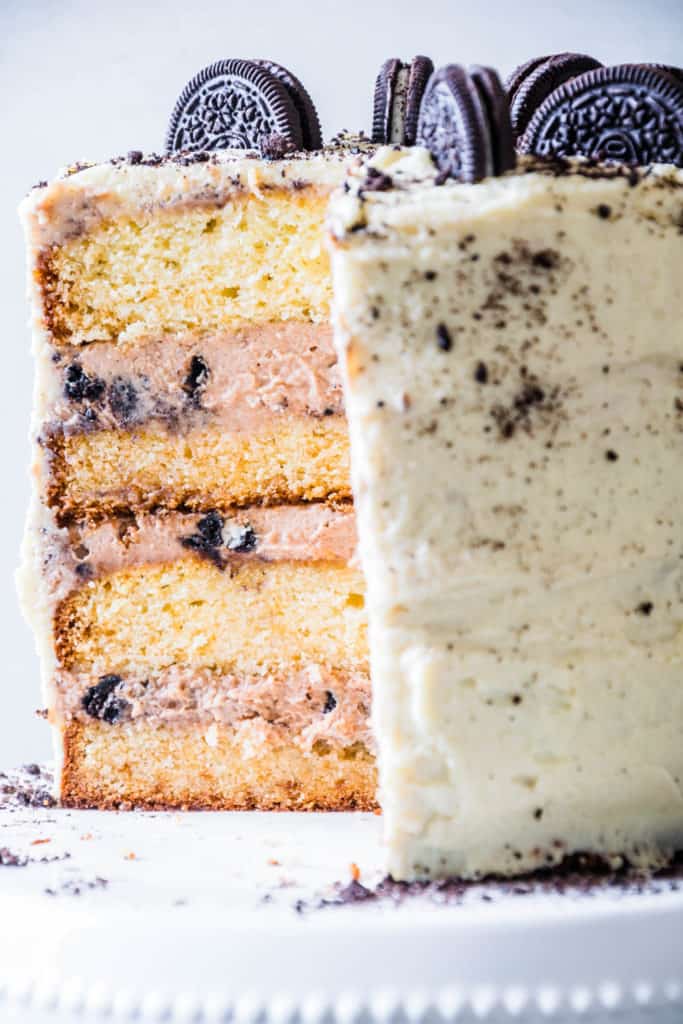 Weiße-Schoko-Nougat-Torte mit Oreo: extrahohe Torte mit flaumigem Schokoladenteig, drei Schichten Nougatcreme auf Sahne-Frischkäse-Basis mit Oreo-Keksen und weißer Schokoladencreme