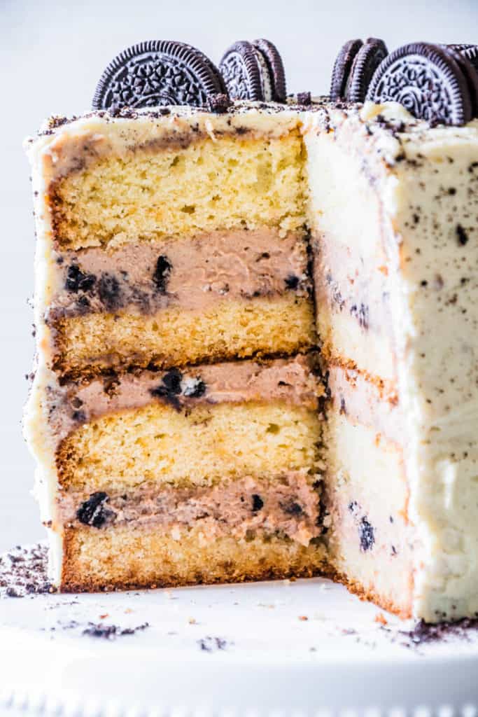 Weiße-Schoko-Nougat-Torte mit Oreo: extrahohe Torte mit flaumigem Schokoladenteig, drei Schichten Nougatcreme auf Sahne-Frischkäse-Basis mit Oreo-Keksen und weißer Schokoladencreme