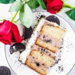 Weiße-Schoko-Nougat-Torte mit Oreo: extrahohe Torte mit flaumigem Schokoladenteig, drei Schichten Nougatcreme auf Sahne-Frischkäse-Basis mit Oreo-Keksen und weißer Schokoladencreme