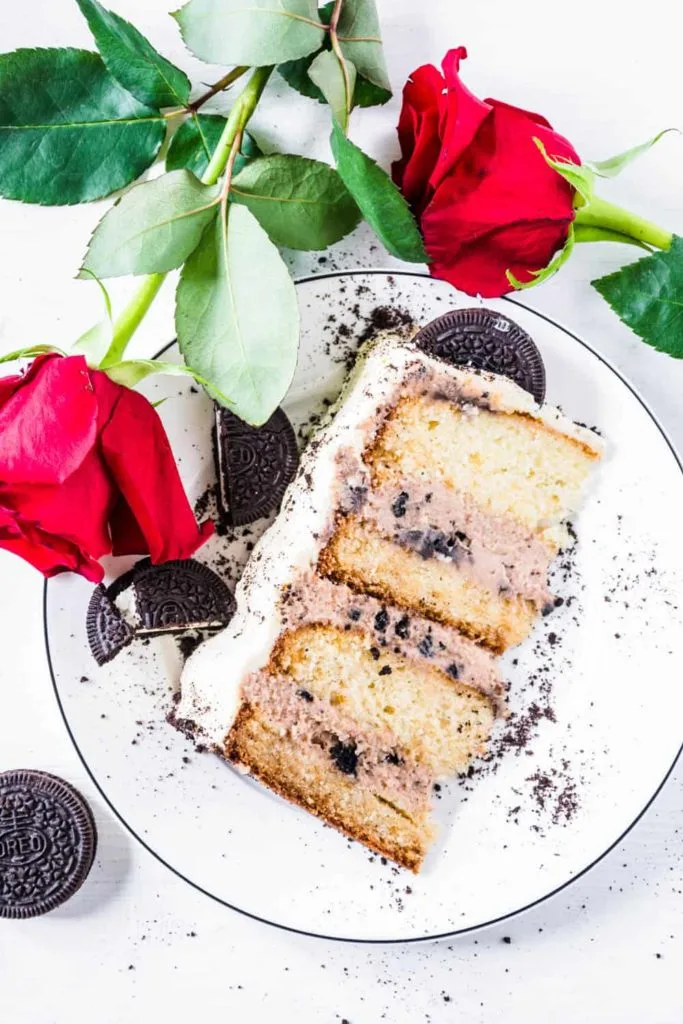 Weiße-Schoko-Nougat-Torte mit Oreo: extrahohe Torte mit flaumigem Schokoladenteig, drei Schichten Nougatcreme auf Sahne-Frischkäse-Basis mit Oreo-Keksen und weißer Schokoladencreme