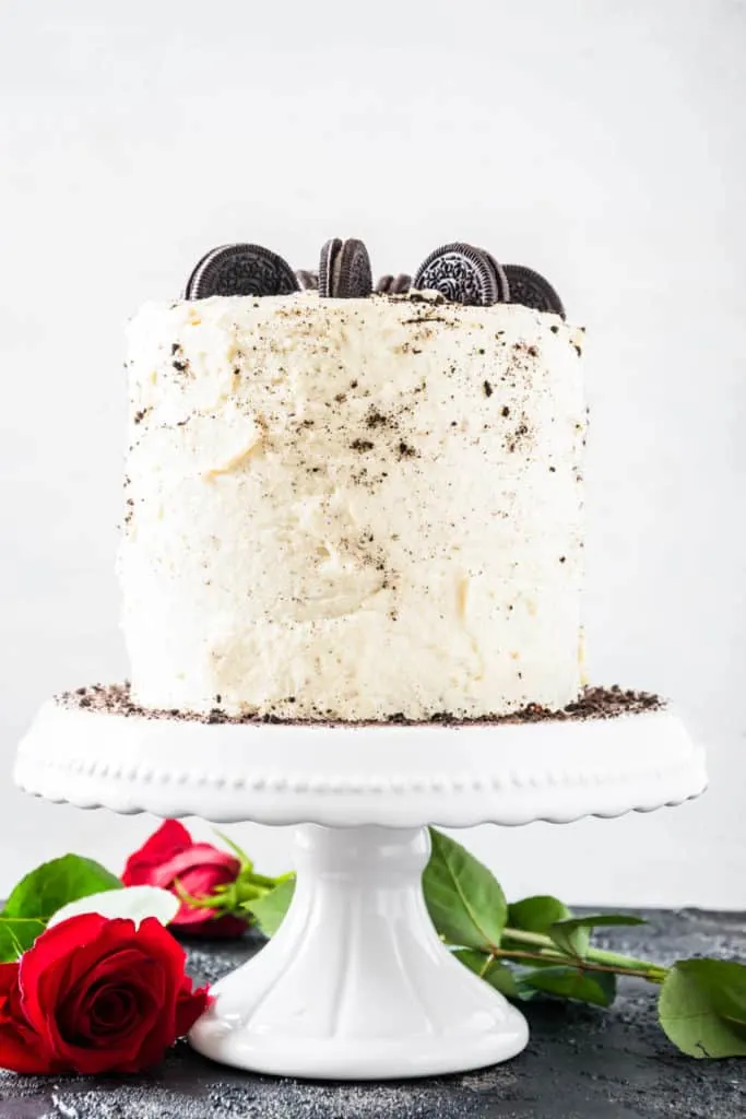 Weiße-Schoko-Nougat-Torte mit Oreo: extrahohe Torte mit flaumigem Schokoladenteig, drei Schichten Nougatcreme auf Sahne-Frischkäse-Basis mit Oreo-Keksen und weißer Schokoladencreme