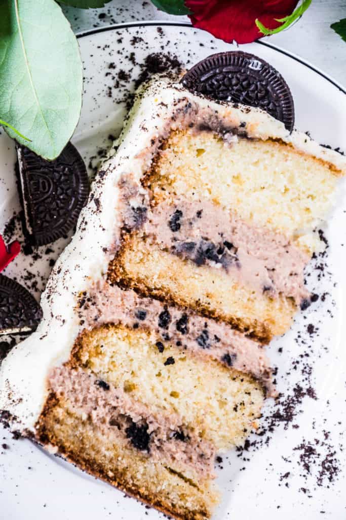 Weiße-Schoko-Nougat-Torte mit Oreo: extrahohe Torte mit flaumigem Schokoladenteig, drei Schichten Nougatcreme auf Sahne-Frischkäse-Basis mit Oreo-Keksen und weißer Schokoladencreme