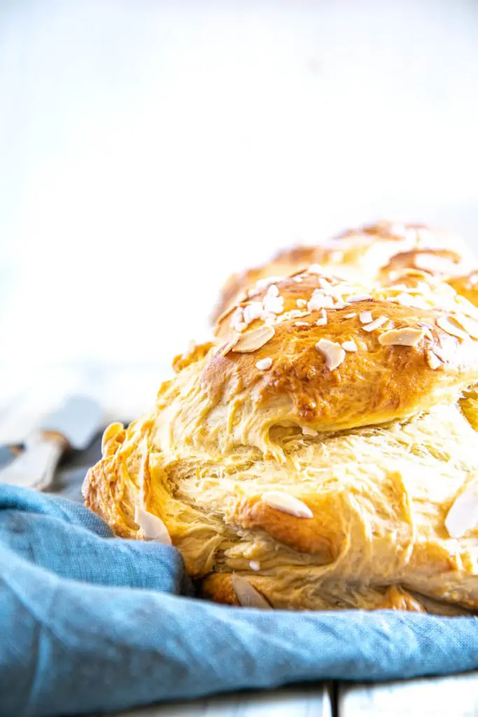 Flaumig-zarte geflochtene Butter-Brioche