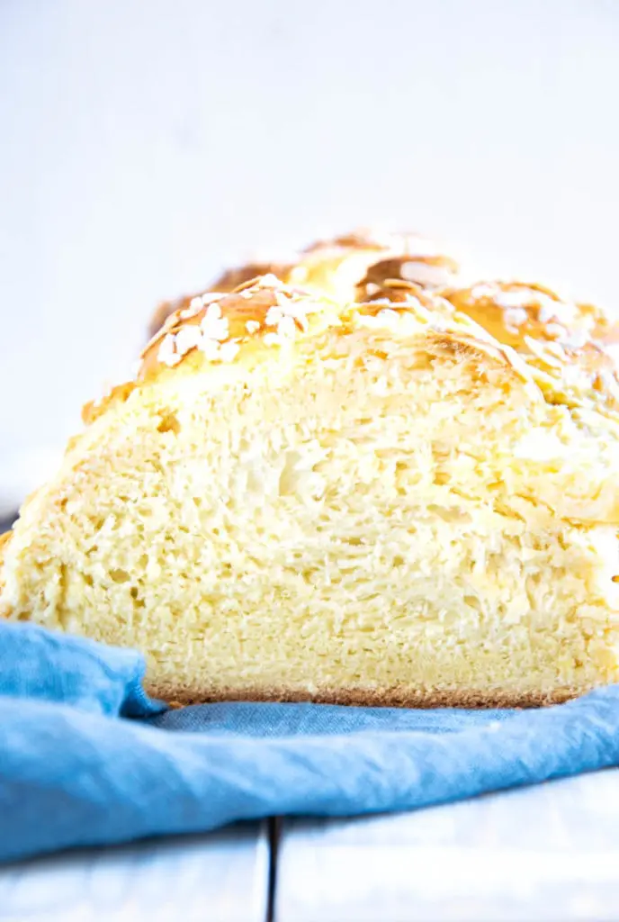 Flaumig-zarte geflochtene Butter-Brioche