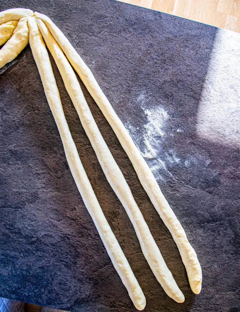 Zubereitung flaumig-zarte geflochtene Butter-Brioche