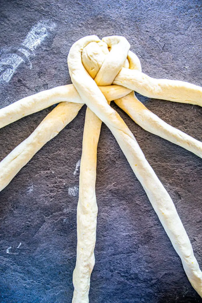 Zubereitung flaumig-zarte geflochtene Butter-Brioche