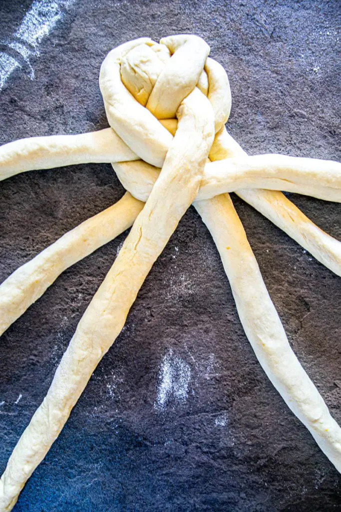 Zubereitung flaumig-zarte geflochtene Butter-Brioche