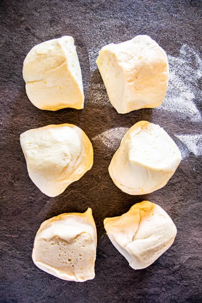 Zubereitung flaumig-zarte geflochtene Butter-Brioche