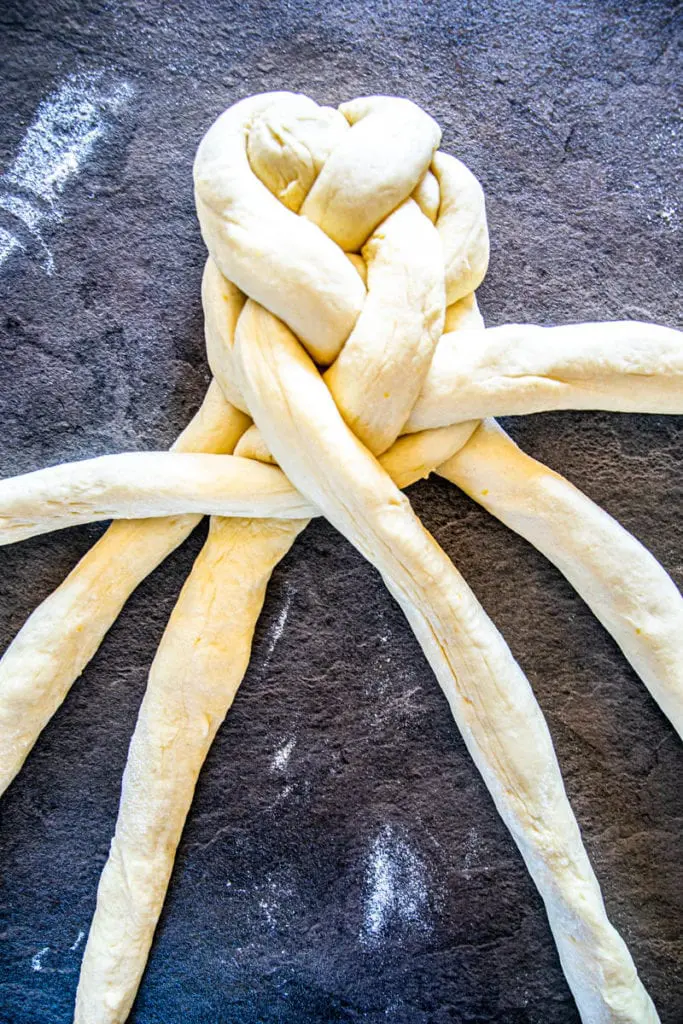 Zubereitung flaumig-zarte geflochtene Butter-Brioche
