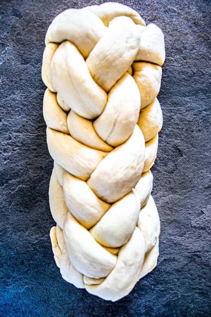 Zubereitung flaumig-zarte geflochtene Butter-Brioche